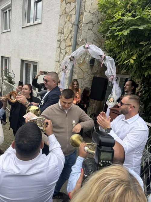 Doček kuma na ulazu u kuću